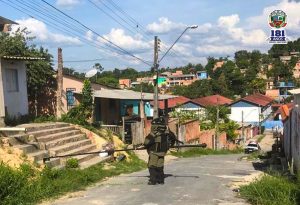 Imagem da notícia - Policiais militares do Grupamento Marte desativam granada no Aliança com Deus