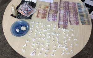 Imagem da notícia - Polícia Civil prende homem com drogas após ele ser denunciado pela própria companheira por agressão física