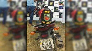 Imagem da notícia - Polícia Militar detém suspeito em motocicleta com placa clonada e restrição de roubo na zona leste de Manaus