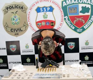 Imagem da notícia - Polícia Civil prende jovem com pistola, munições, carregadores de arma de fogo e porções de drogas no bairro Novo Aleixo