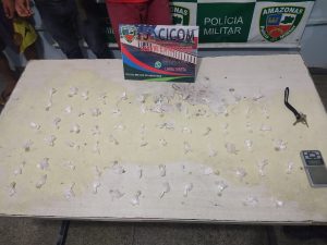 Imagem da notícia - Polícia Militar detém trio por tráfico de drogas