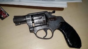 Imagem da notícia - Polícia Militar detém dupla suspeita de porte ilegal de arma de fogo