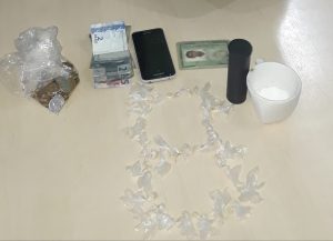 Imagem da notícia - Policiais da 8ª Cicom detêm homem suspeito de tráfico de entorpecente