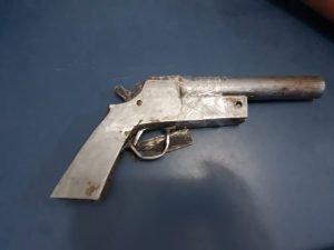 Imagem da notícia - PM detém homem suspeito de porte ilegal de arma de fogo e ameaça