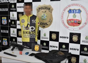 Imagem da notícia - Força Tática prende jovem em flagrante com submetralhadora, munições e colete balístico