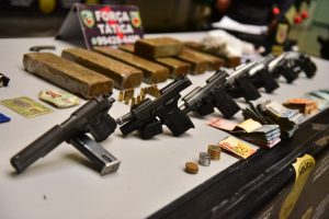 Imagem da notícia - Força Tática prende três pessoas, apreende armas de fogo e 8 kg de drogas durante ação deflagrada na zona sul de Manaus