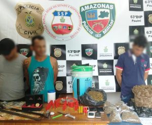 Imagem da notícia - Polícias Civil e Militar prendem irmãos e vizinho com  espingardas, munições e drogas