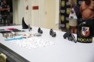 Imagem da notícia - Polícia Militar detém cinco pessoas com armas e drogas no bairro Presidente Vargas