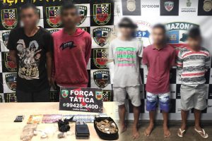 Imagem da notícia - PM prende sete homens e apreende adolescente por tráfico de entorpecentes e porte ilegal de arma de fogo