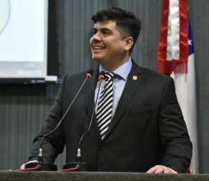 Imagem da notícia - Delegado Danilo Bacarin recebe o título de Cidadão do Amazonas durante sessão especial na Aleam