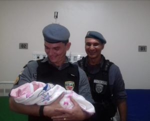 Imagem da notícia - Policiais militares auxiliam em um parto na zona leste de Manaus