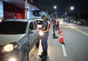 Imagem da notícia - Polícia Militar prende três homens e um veículo é recuperado