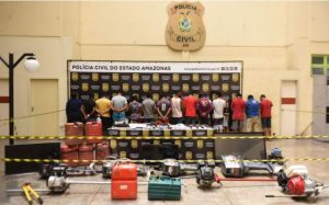 Imagem da notícia - Operação na Compensa termina com 17 presos, armas, drogas e embarcações apreendidas