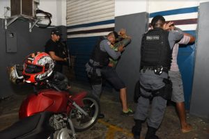 Polícia Militar prende sete pessoas e recupera três veículos