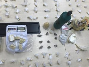 Imagem da notícia - Após denúncia, PM apreende 213 kits de oxi e material para produção de entorpecentes