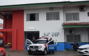 Imagem da notícia - PM prende nove pessoas, recaptura dois foragidos e apreende cinco armas