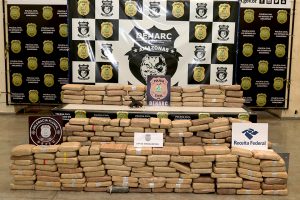 Imagem da notícia - Polícia Civil prende 7 pessoas com 200 kg de maconha do tipo skunk  durante ação em Manacapuru