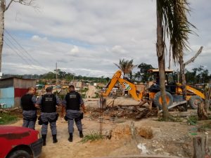 Imagem da notícia - PM prende três homens com armas e drogas em invasão Monte Horebe