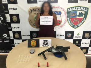 Imagem da notícia - Polícia Civil prende mulher com arma e drogas no bairro Lago Azul