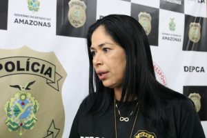 Imagem da notícia - Mãe que queimou as mãos do filho é indiciada por tortura