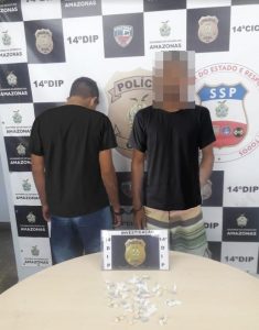 Imagem da notícia - PC prende rapaz e apreende adolescente com 56 trouxinhas de drogas em via pública