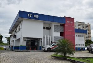 Imagem da notícia - Homem é preso em veículo de aplicativo com drogas e R$ 1,7 mil