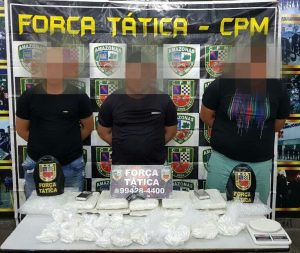 Imagem da notícia - Policiais militares apreendem dez tabletes de skunk, outras drogas e R$ 1.228