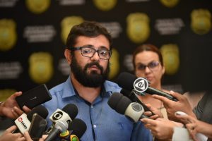 Imagem da notícia - Polícia Civil apreende jovens acusados de ameaçar alunos de escola estadual