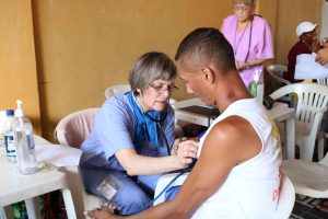 Imagem da notícia - Policiais civis auxiliam médicos americanos em atendimento em comunidades carentes de Manaus