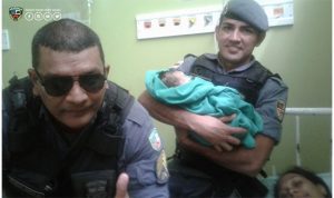 Imagem da notícia - Policiais militares da 2ª Cicom auxiliaram mulher em trabalho de parto