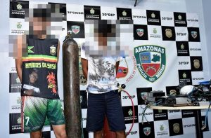 Imagem da notícia - PC e PM prendem dupla envolvida em roubo a posto de combustíveis