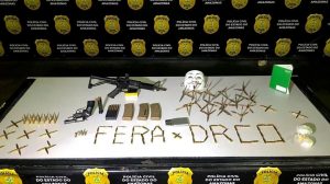 Imagem da notícia - PC apreende fuzil, carregadores de fuzil, revólver, munições e drogas