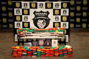 Imagem da notícia - PC prende duas pessoas com drogas e armas de fogo em embarcação