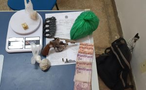 Imagem da notícia - PC encontra arma de fogo, munições e drogas em boca de fumo em Maués