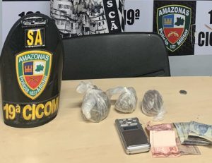 Imagem da notícia - PMs detêm homem suspeito de tráfico de drogas