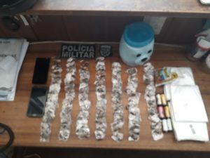 Imagem da notícia - PMs detêm dois homens e apreendem adolescente por tráfico de drogas no interior