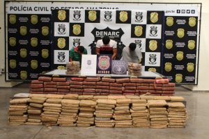 Imagem da notícia - PC prende trio com 200 quilos de maconha do tipo skunk, em Manacapuru