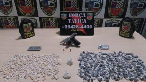 Imagem da notícia - Policiais militares apreendem drogas e arma após troca de tiros