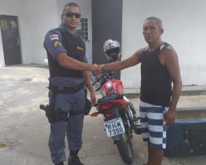 Imagem da notícia - Motocicleta roubada é recuperada pela Polícia Militar na zona norte