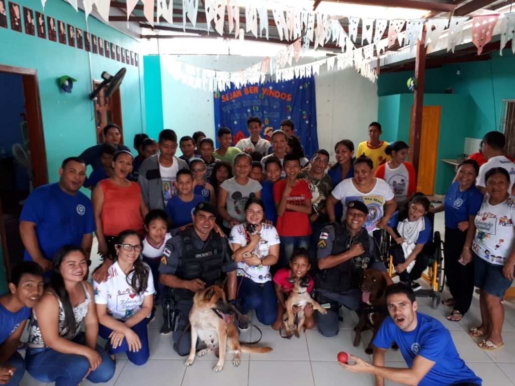 Policiais Militares do comando de cães