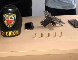 Imagem da notícia - Policiais da 8ª Cicom detêm suspeitos com arma de fogo na Avenida Brasil