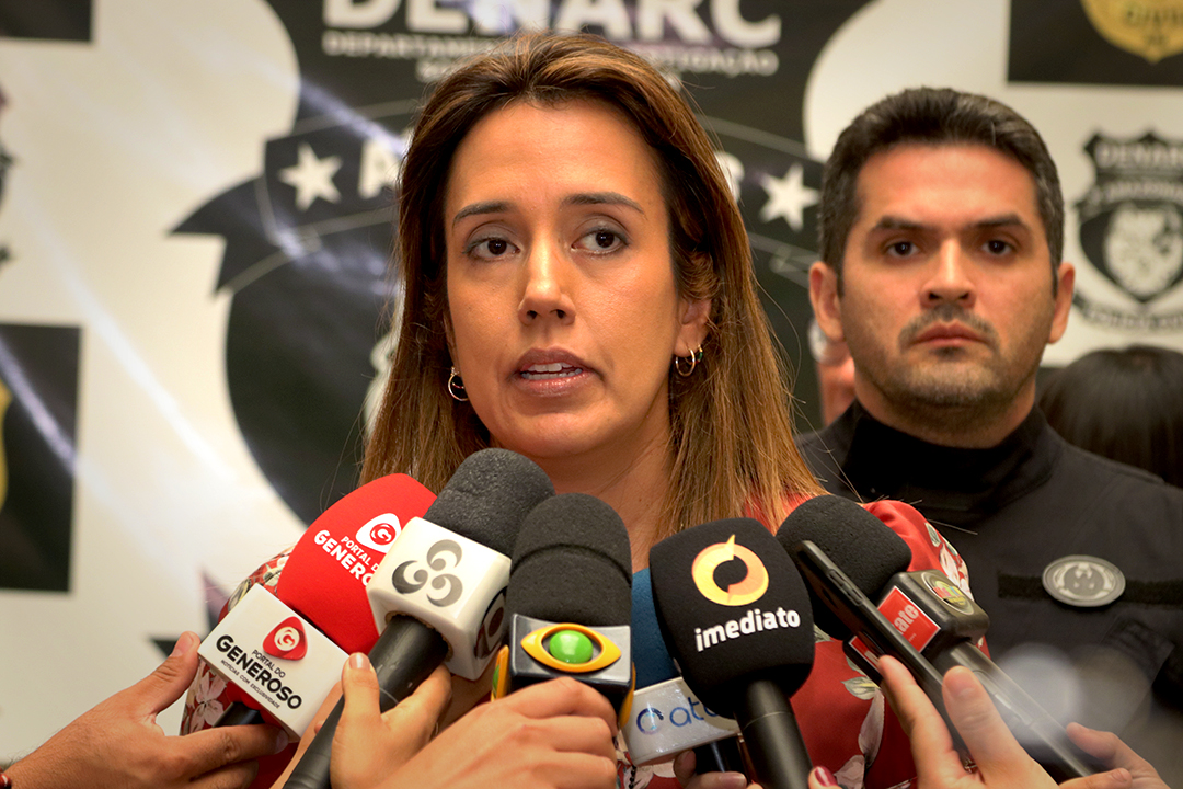 Diretora-adjunta do Denarc, delegada Tamara Albano falando sobre operação que apreendeu meia tonelada de drogas