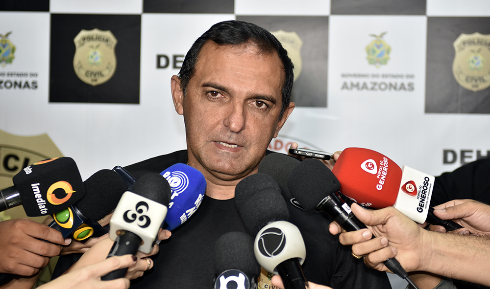 Delegado Paulo Martins em coletiva falando sobre o caso de feminicídio