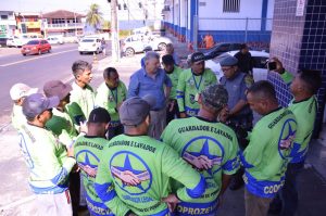 Imagem da notícia - Guardadores de veículos recebem camisas para identificação da ação ‘Flanelinha Legal’