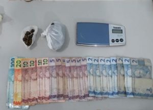 Imagem da notícia - Em Itacoatiara, PC prende homem e apreende adolescente