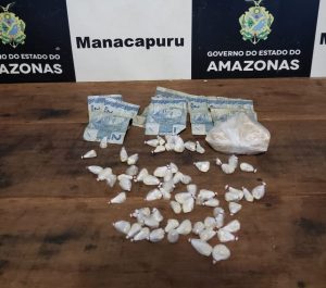 Imagem da notícia - Mulher é presa em flagrante por envolvimento com o tráfico de drogas