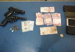 Imagem da notícia - PM detém quinteto com armas de fogo, drogas e objetos roubados