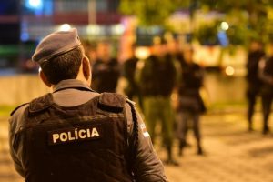 Imagem da notícia - Polícia Militar detém trio comercializando entorpecentes na zona oeste