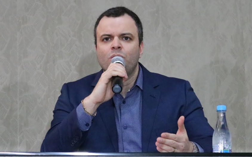 Rodrigo de Sá, diretor presidente do Detran/AM falando sobre placa Mercosul