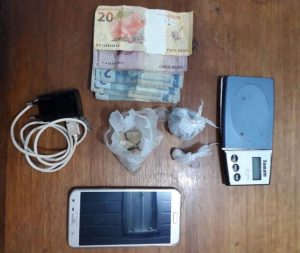 Imagem da notícia - PC prende jovens em flagrante com drogas e balança de precisão